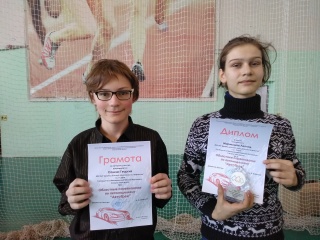 Санкин Мармышев с грамотами.jpg